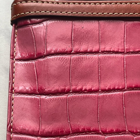 EUC Dooney & Bourke Pink Croc Embossed Slim Wristlet Clutch Purse - Picture 13 of 16